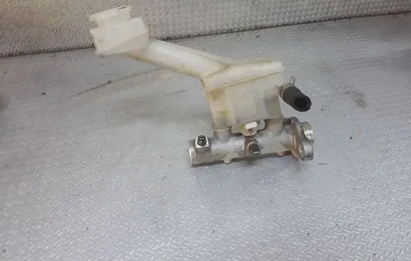 Nissan X-Trail T30 Master brake cylinder