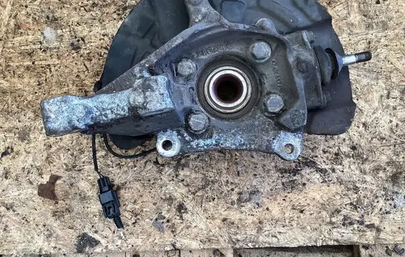 Volvo V70 Front wheel hub 9481944