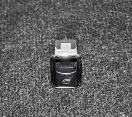 Mercedes-Benz C W204 Electric window control switch 03139100 A2048700451