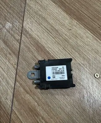 Mercedes-Benz R W251 Aerial antenna amplifier A1648201689 12221529