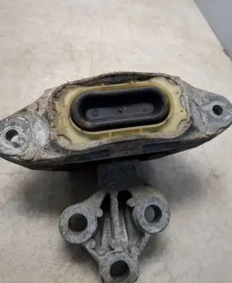 Engine mount bracket