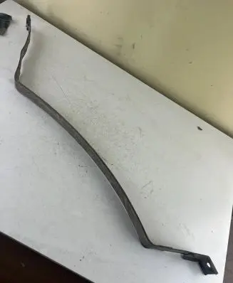 Fuel tank mounting bracket