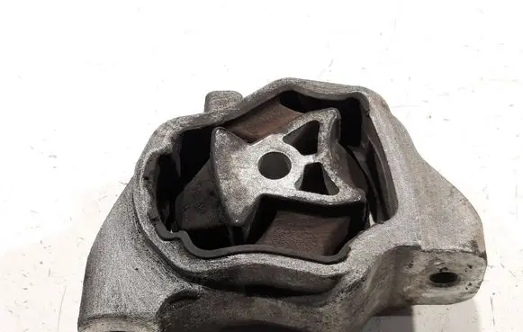 Volvo XC70 Engine mount bracket