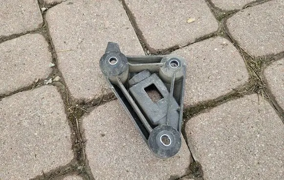 Renault Zoe A/C compressor mount bracket 926128690R