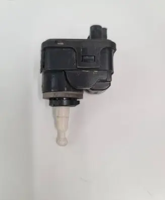 Opel Omega B2 Headlight level adjustment motor 90492832