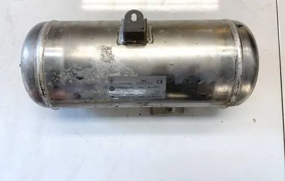 Vacuum air tank
