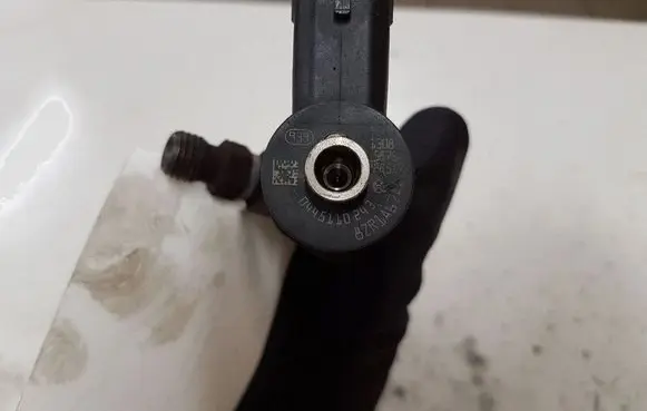 Opel Zafira B Fuel injector 0445110243