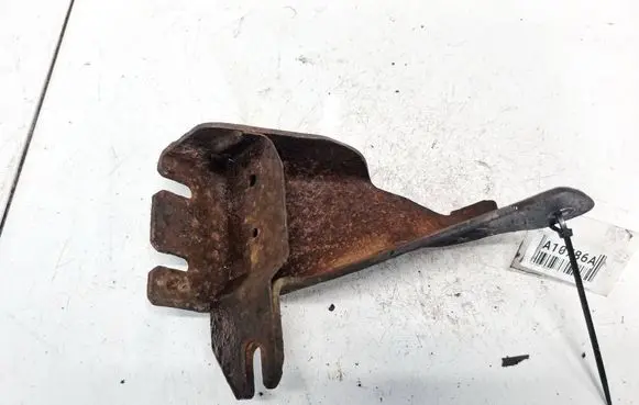 Engine mounting bracket