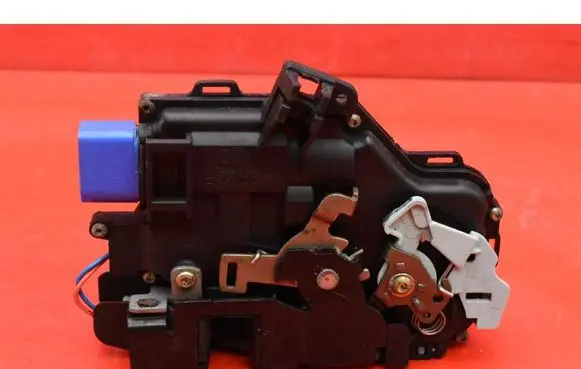 Skoda Octavia Mk2 (1Z) Front door lock 3D1837016
