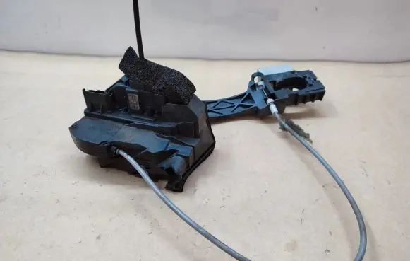 Nissan Qashqai Front door lock