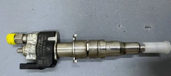 BMW 7 F01 F02 F03 F04 Fuel injector 7585261