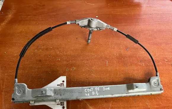 Rear door manual window regulator