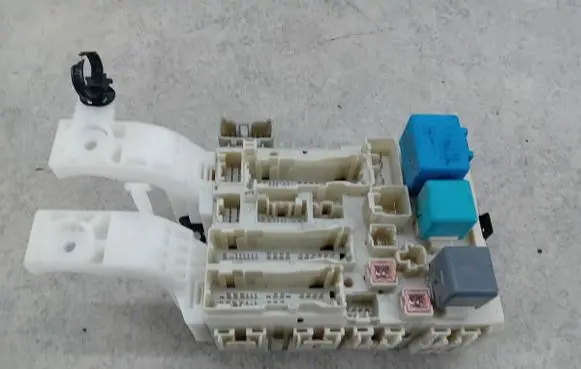 Toyota Yaris Fuse box set 8273052700