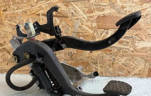 BMW 5 E39 Clutch pedal 1161586 42223709