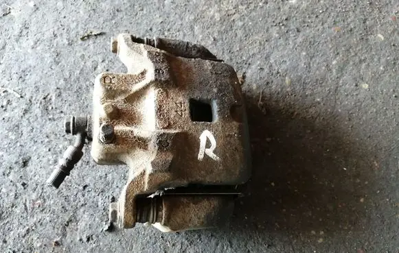Nissan Juke I F15 Front brake caliper