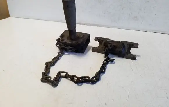 Mitsubishi L200 Spare wheel mounting bracket 