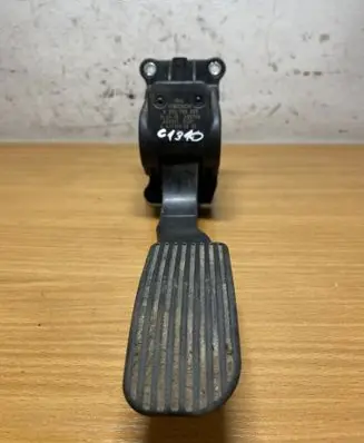 Mercedes-Benz Sprinter W906 Accelerator throttle pedal A4473000200 C1310