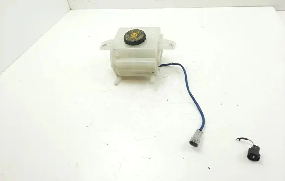 Lexus CT 200H Brake fluid reservoir 