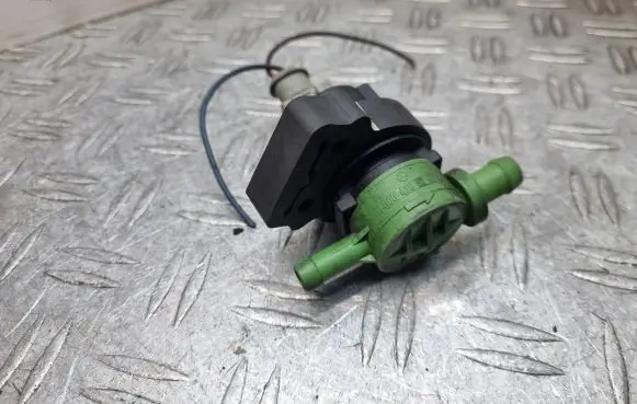 Mercedes-Benz C W204 Vacuum valve 0004708793
