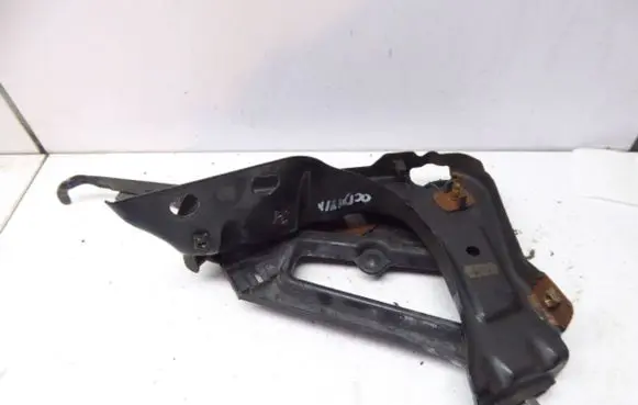 Skoda Octavia Mk2 (1Z) Headlight/headlamp mounting bracket