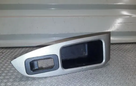 Honda Pilot I Front door window switch trim 