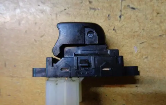 Nissan Qashqai Electric window control switch