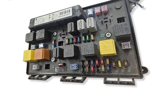 Opel Astra H Fuse module 13205783 015349211 SW0714