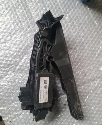 Volkswagen PASSAT B6 Accelerator throttle pedal 1K1721503L 6PV00860000