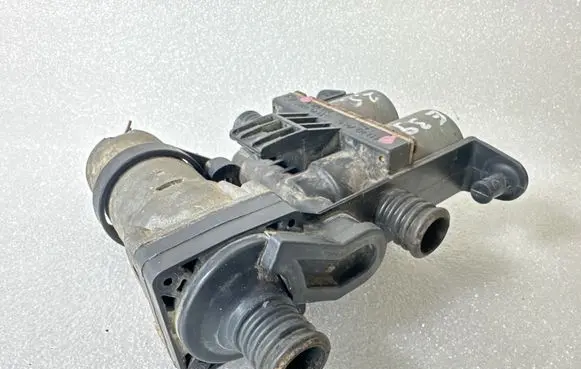 BMW 5 E39 Coolant heater control valve 8374994