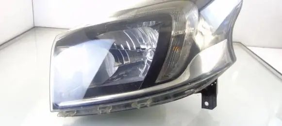 Opel Vivaro Headlight/headlamp 1LE011565