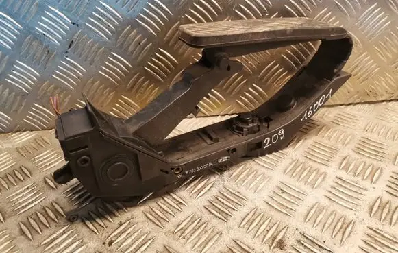 Mercedes-Benz CLK A209 C209 Accelerator throttle pedal 2033000704