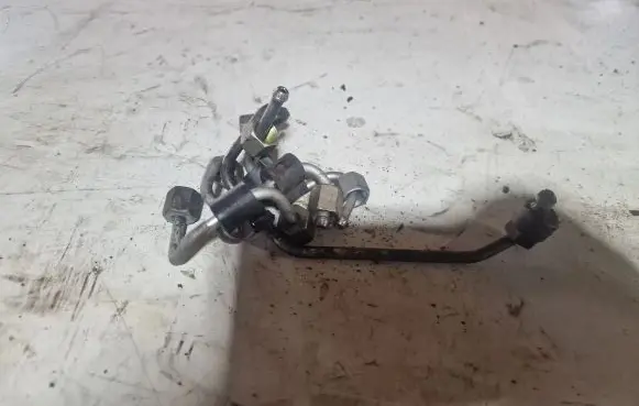Volkswagen PASSAT B8 Fuel injector supply line/pipe 