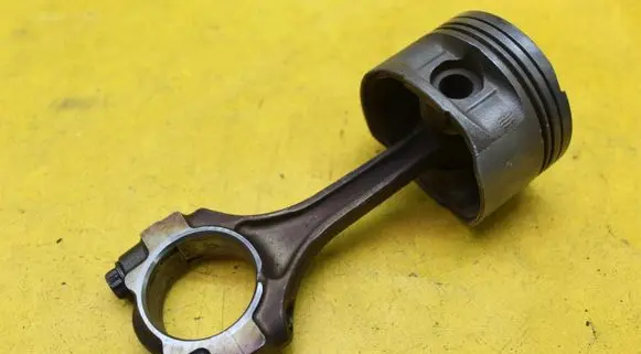 Toyota Yaris Piston with connecting rod 24546E