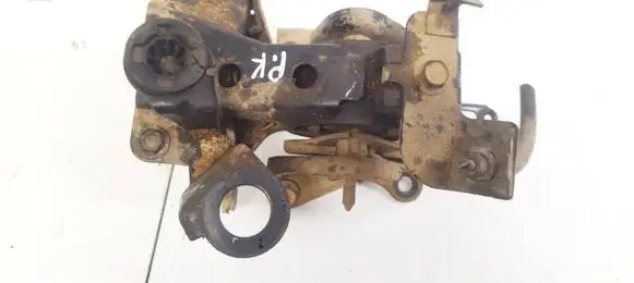 Nissan X-Trail T30 Engine mount bracket