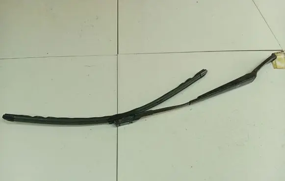 Opel Astra J Front wiper blade arm 13289887