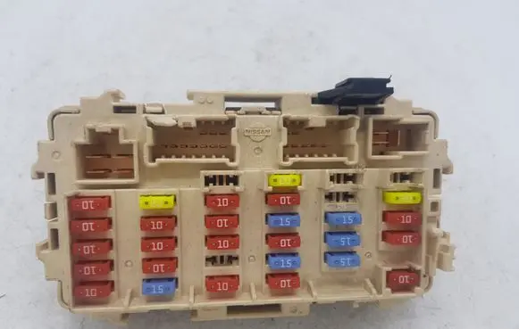 Nissan X-Trail T30 Fuse module B0479 EQ3