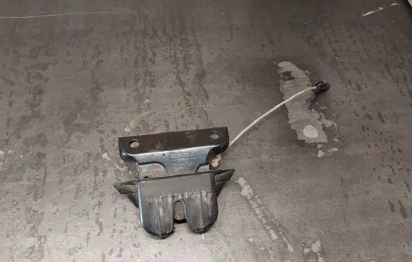 Audi A4 S4 B5 8D Tailgate/trunk/boot lock/catch/latch 8D9827505E 8D9827520A