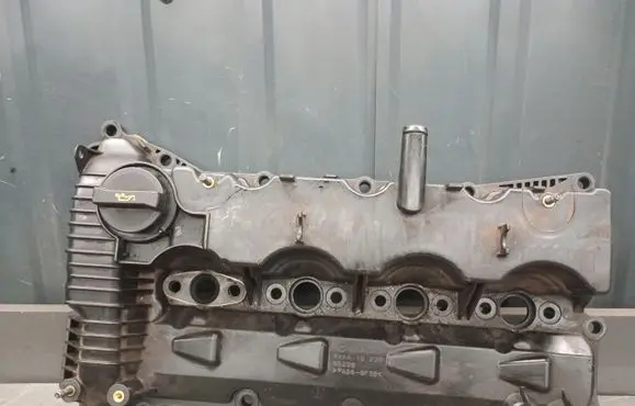 Mazda CX-7 Rocker cam cover R2AA10220