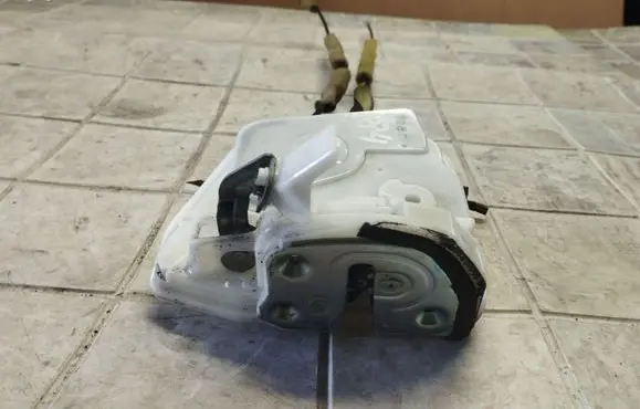 Mazda 6 Rear door lock 8D15B0184