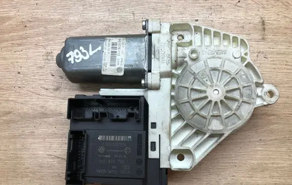 Volkswagen Touran I Front door window regulator motor 1K0959793L 1K0959701P