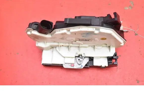 Volkswagen PASSAT CC Front door lock 5N1837016A