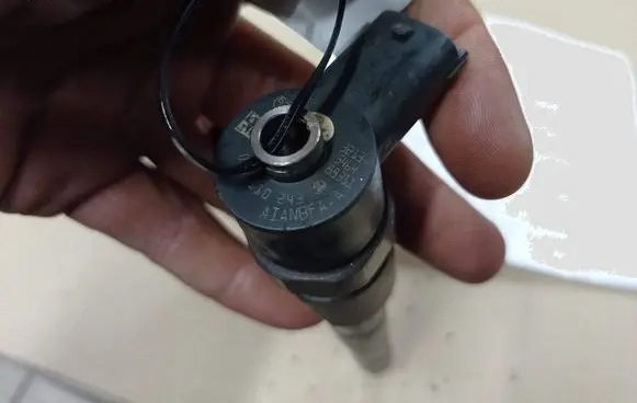 Opel Zafira B Fuel injector 0445110243