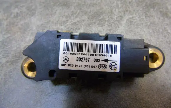 Mercedes-Benz E W211 Airbag deployment crash/impact sensor 0018209126
