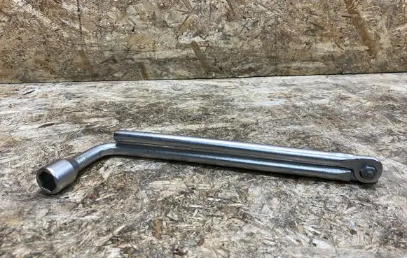 Mercedes-Benz SL R129 Wheel nut wrench 1295810001