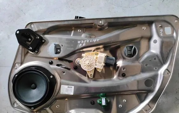 Mercedes-Benz C W204 Front door window regulator with motor 