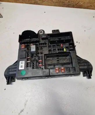Opel Insignia A Fuse module 13277318 00004208511