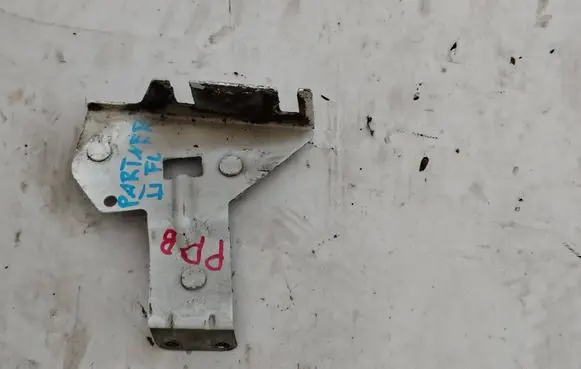 Fender mounting bracket