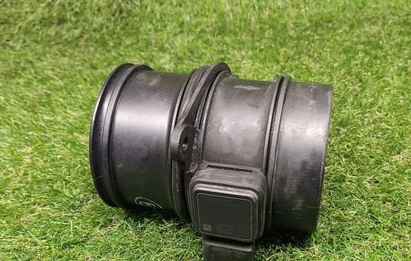 Land Rover Discovery 3 - LR3 Mass air flow meter PHF500101 5WK97010