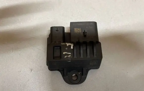 BMW 5 F10 F11 Glow plug pre-heat relay 857008702