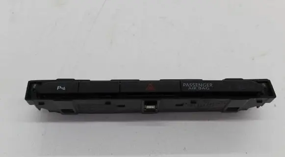 Volkswagen PASSAT B8 Hazard light switch 3G1853770A